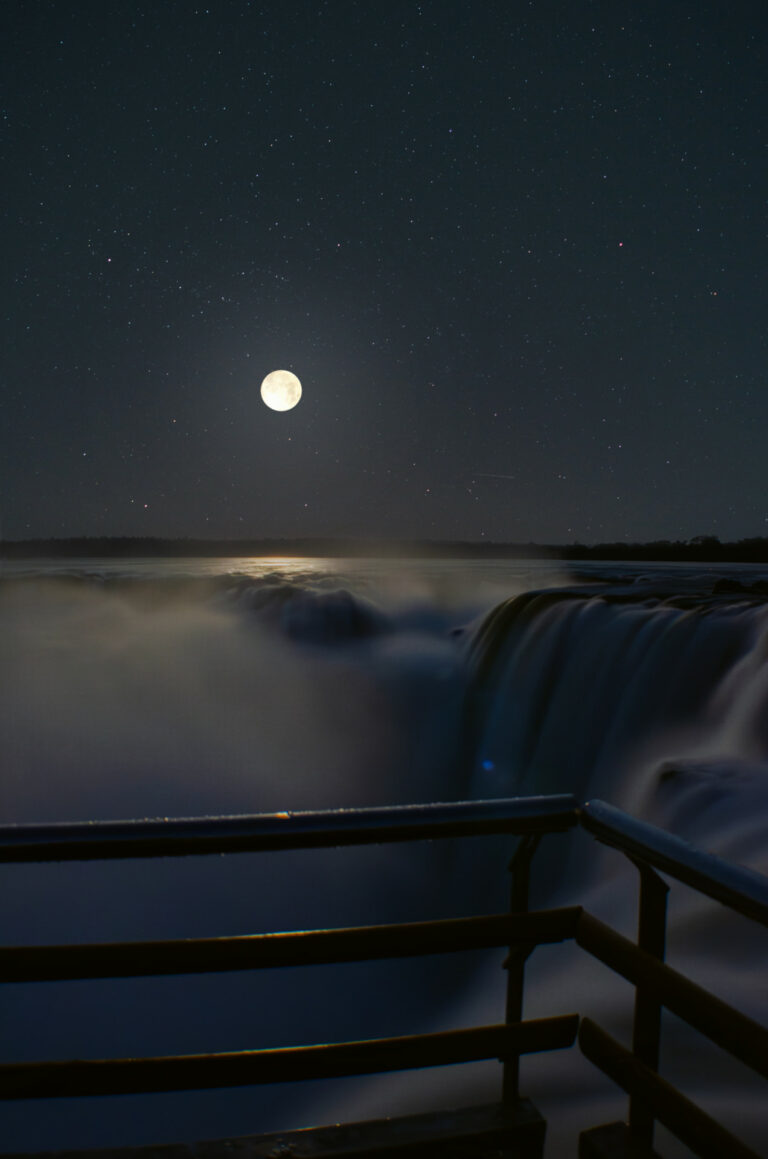 Cataratas del Iguazú iluminadas de noche durante el Paseo de Luna Llena